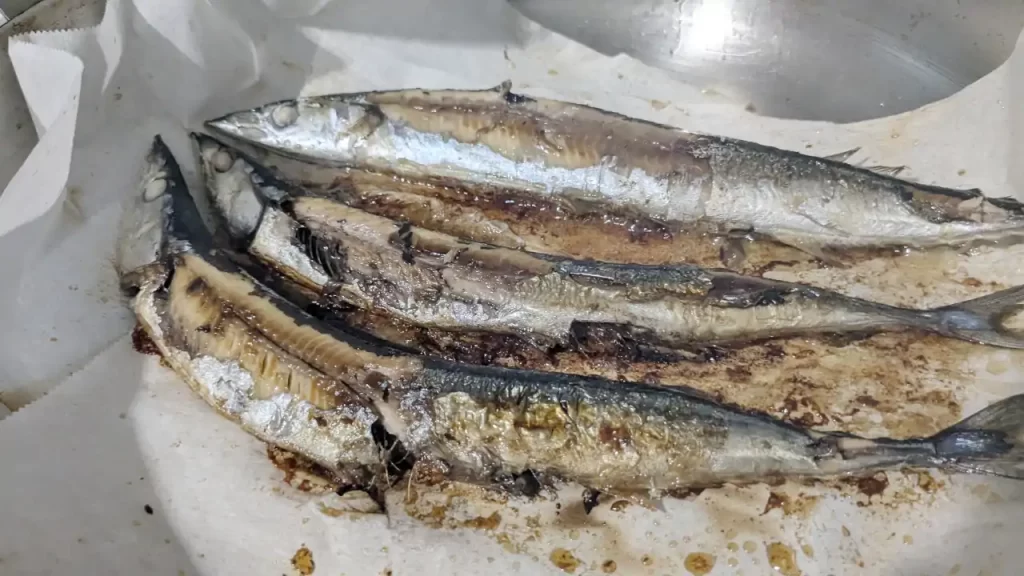 フライパンで焼いたサンマ