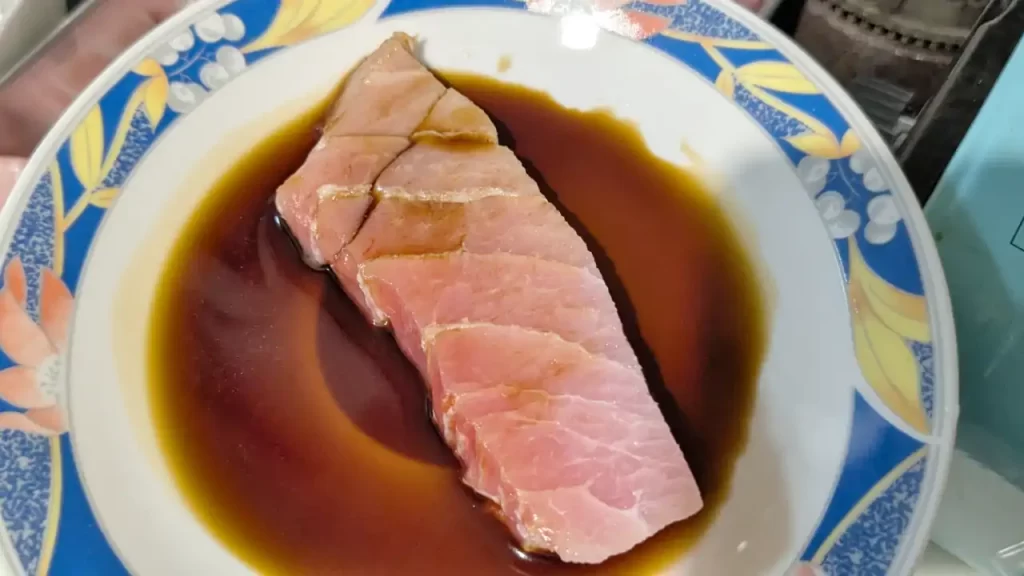 トロに醤油を纏わせているところ