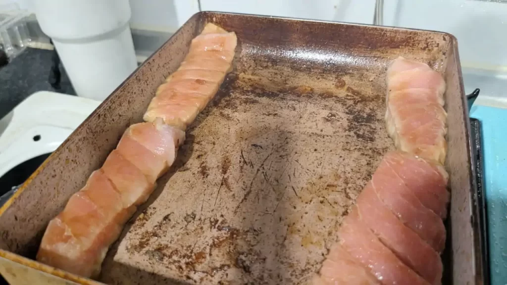 フライパンでマグロを焼いているところ