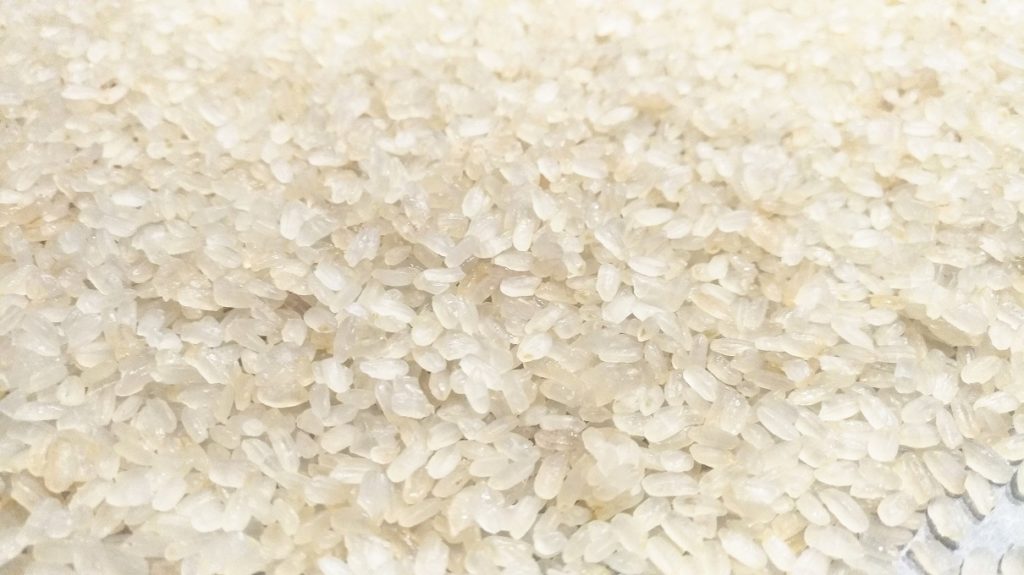 もち米を蒸して乾かしたもの