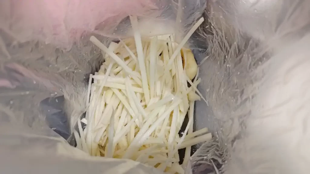 新ショウガを細く切ったところ