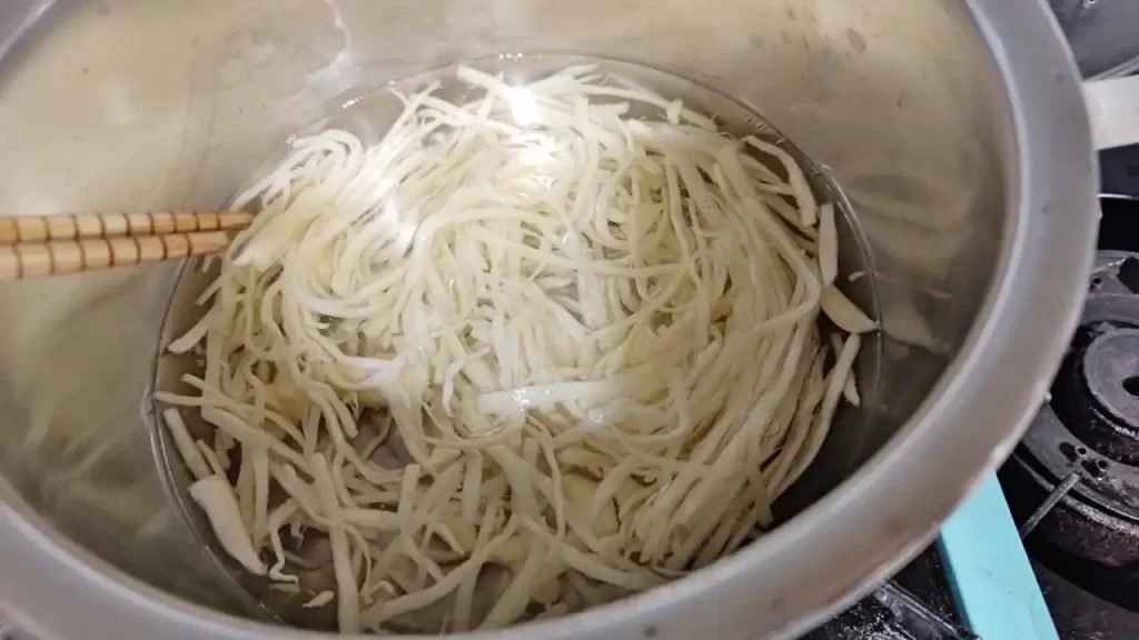 塩で水抜きしたショウガを茹でているところ