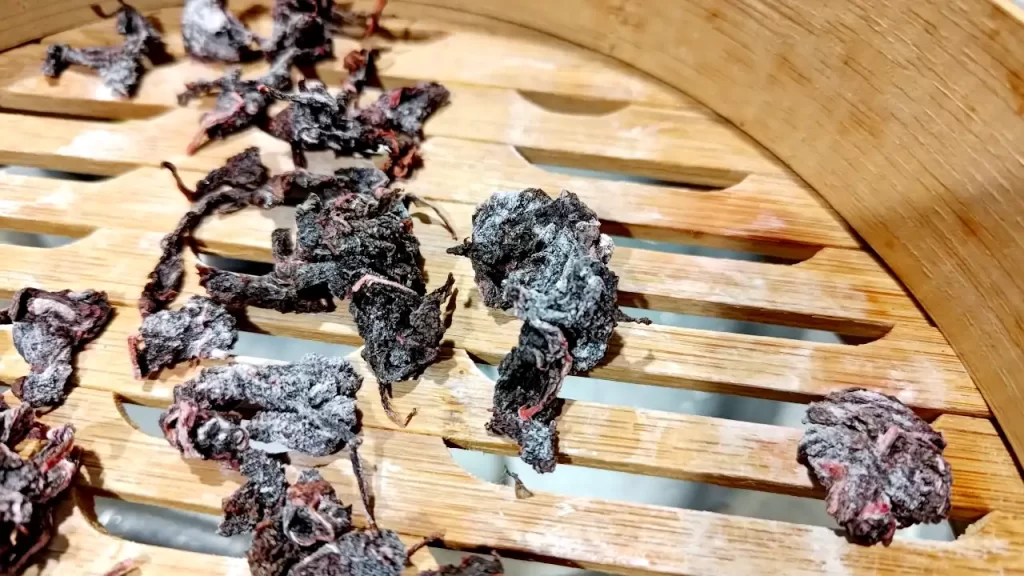 赤紫蘇梅干しを作る時に入れていた赤紫蘇を干しているところ