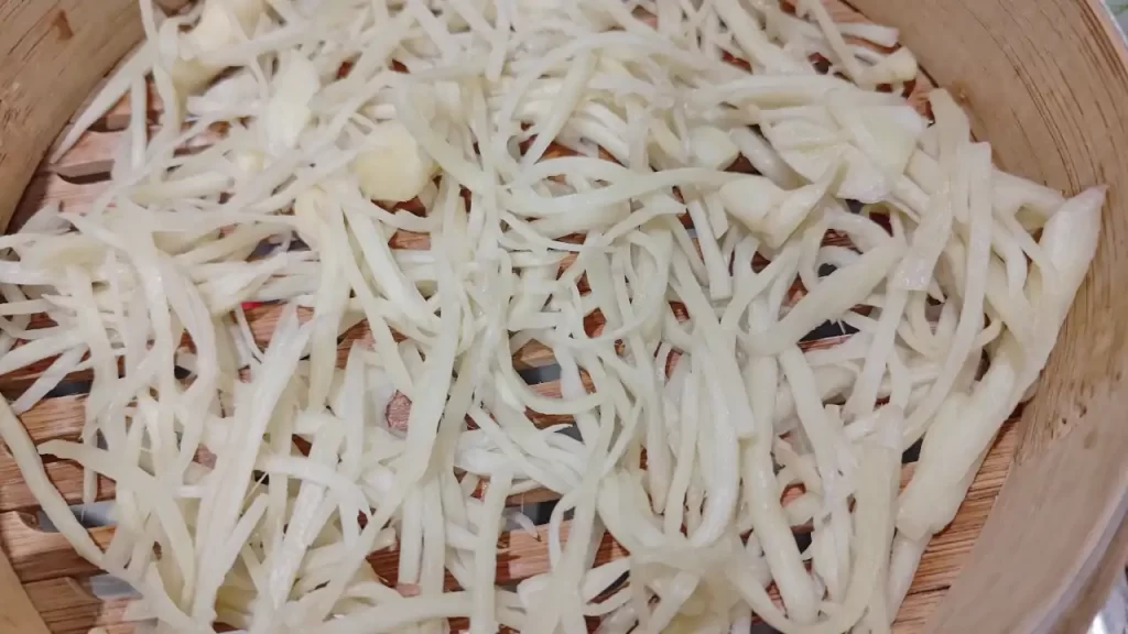 蒸籠で茹でた新ショウガを干しているところ