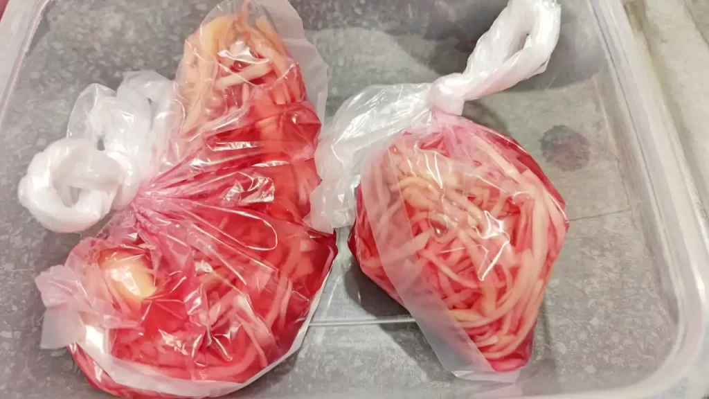 紅ショウガを漬け込んでいるところ　梅酢＆はちみつ入り（左）と梅酢のみ（右）