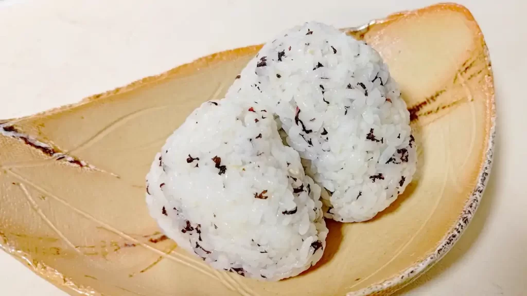 自家製赤紫蘇ふりかけを入れて握ったおにぎり