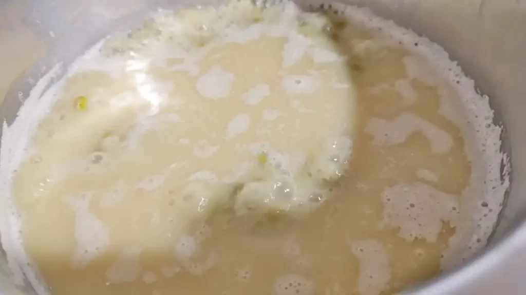 アクを取りながら緑豆を沸騰させているところ