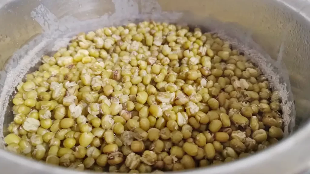 沸騰させた後、蒸した緑豆