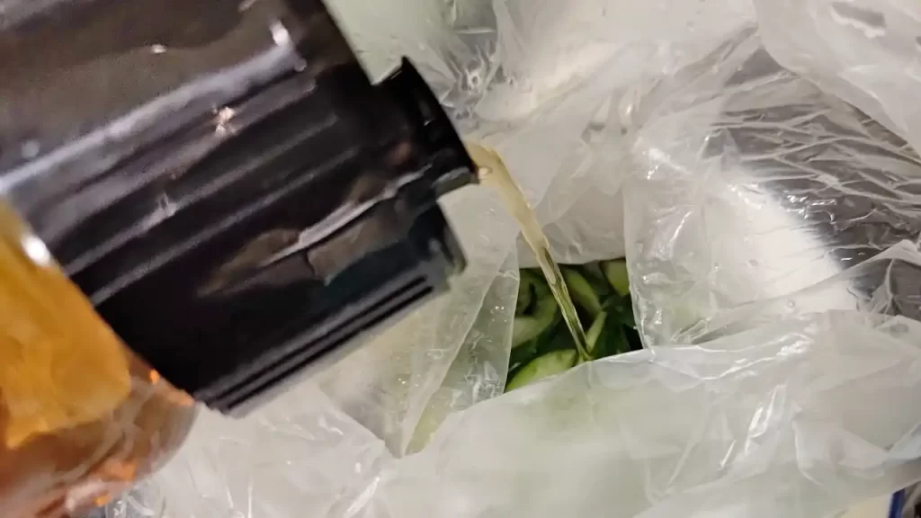 梅酢を投入しているところ