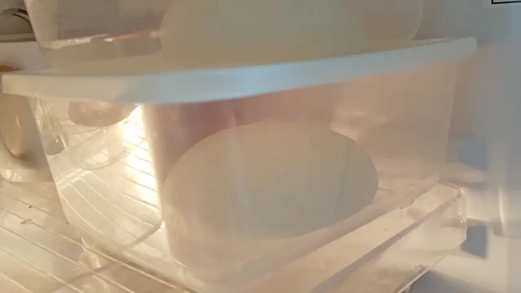 冷蔵庫で保管しているピザ生地（リンゴ酵母液使用）