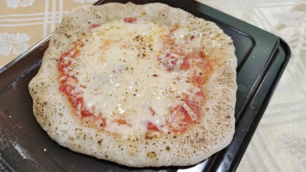 リンゴの皮と芯で作った「酵母液」で作った「ピザ生地」で作った「ピザ」