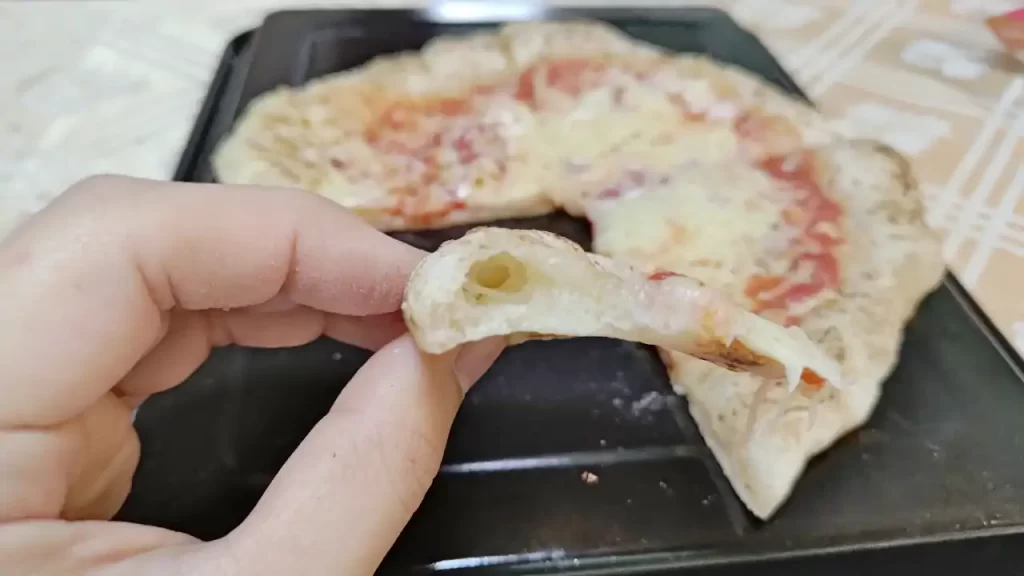 リンゴの皮と芯で作った天然酵母でしっかり膨らんだピザの耳