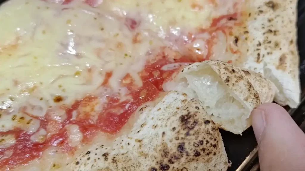 ピザの耳の中には空洞が！