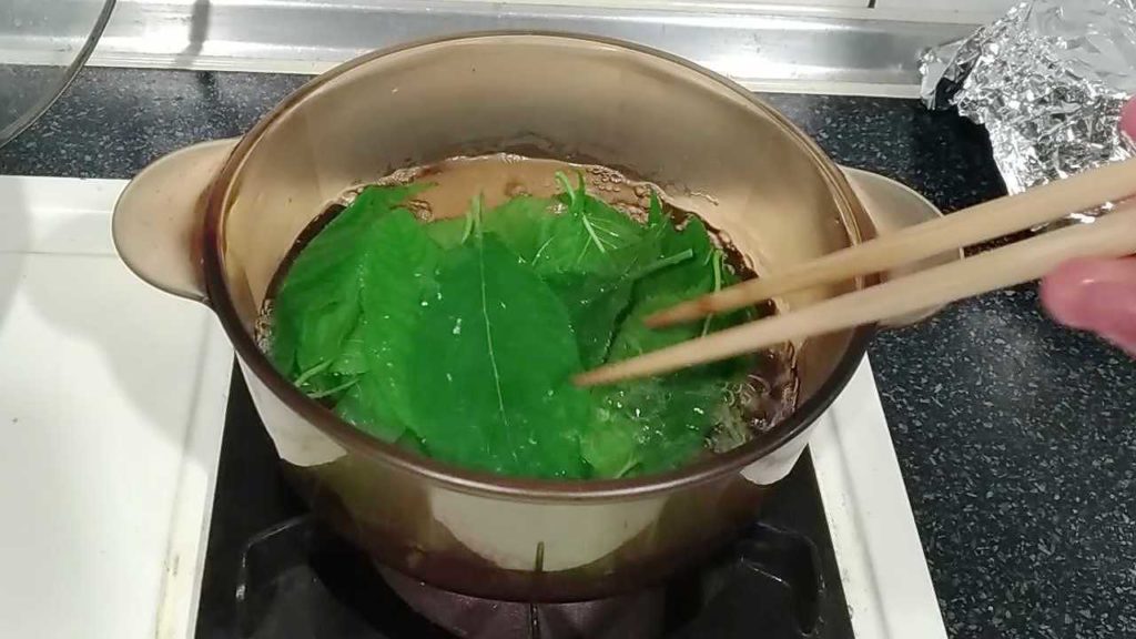 桜の葉を湯通しする