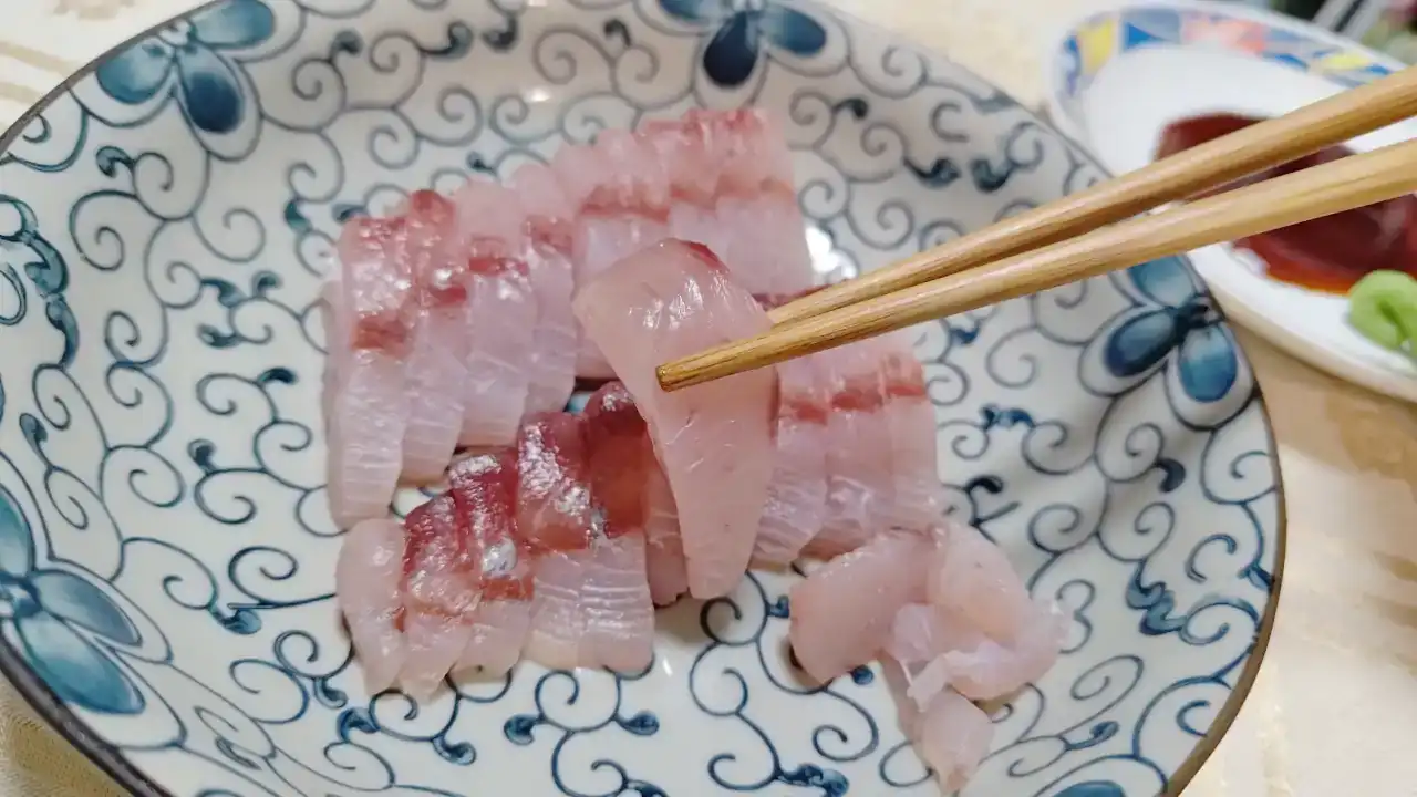 台湾の市場で購入して自分で刺身にしたカンパチ