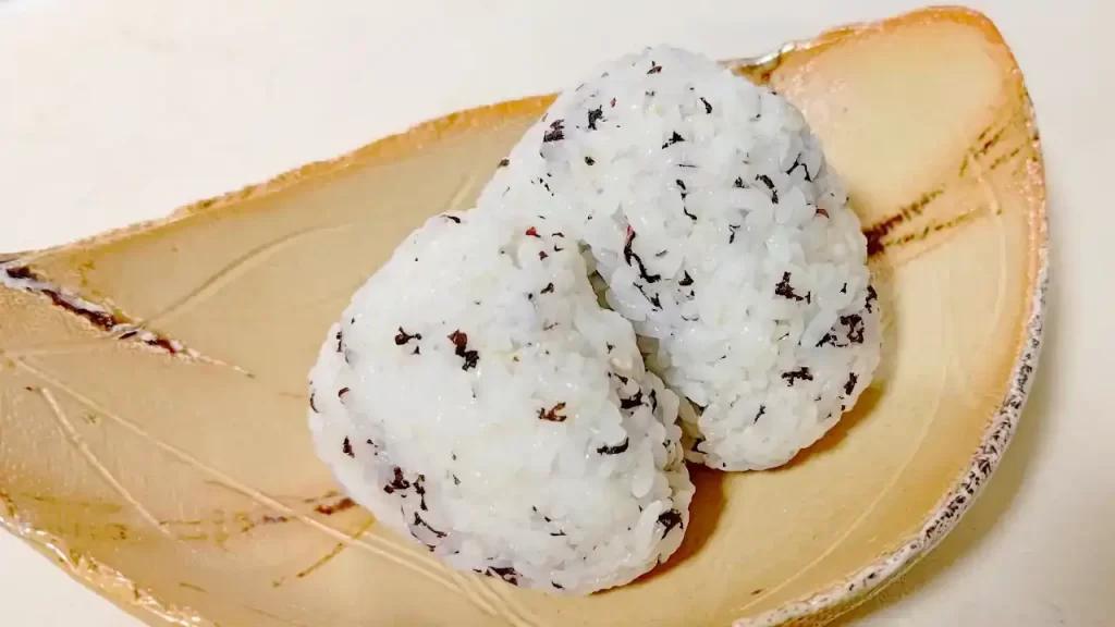 自家製赤紫蘇ふりかけを入れて握ったおにぎり