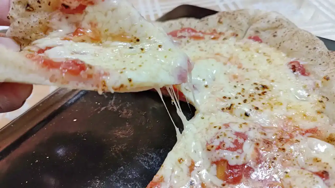 市販のイースト菌ではなく、自作の天然酵母で焼いたピザ