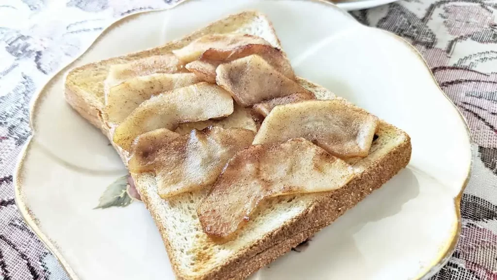 焼きリンゴ（グラニースミス）をトーストに乗せたところ
