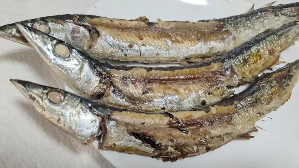 フライパンで焼いたサンマ