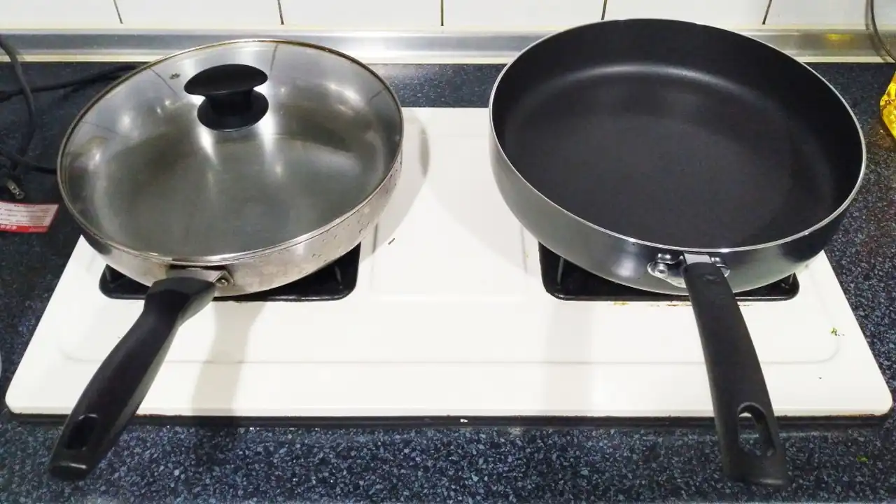ステンレスフライパンとテフロン加工フライパン