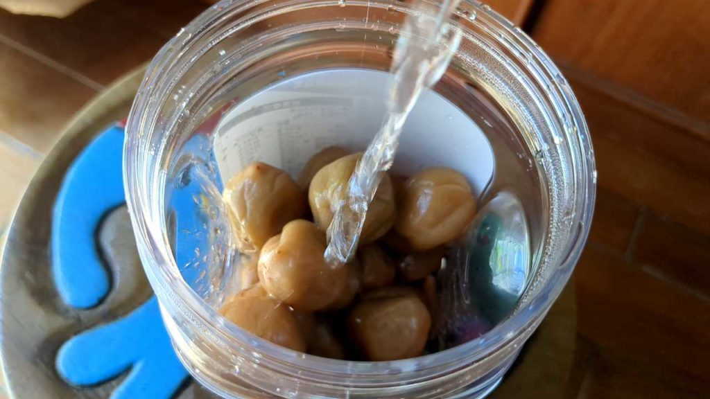 塩抜きする梅干し